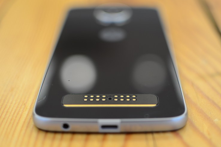 Moto-Z-Play-Droid-and-Hasselblad-mod-hands-on-13